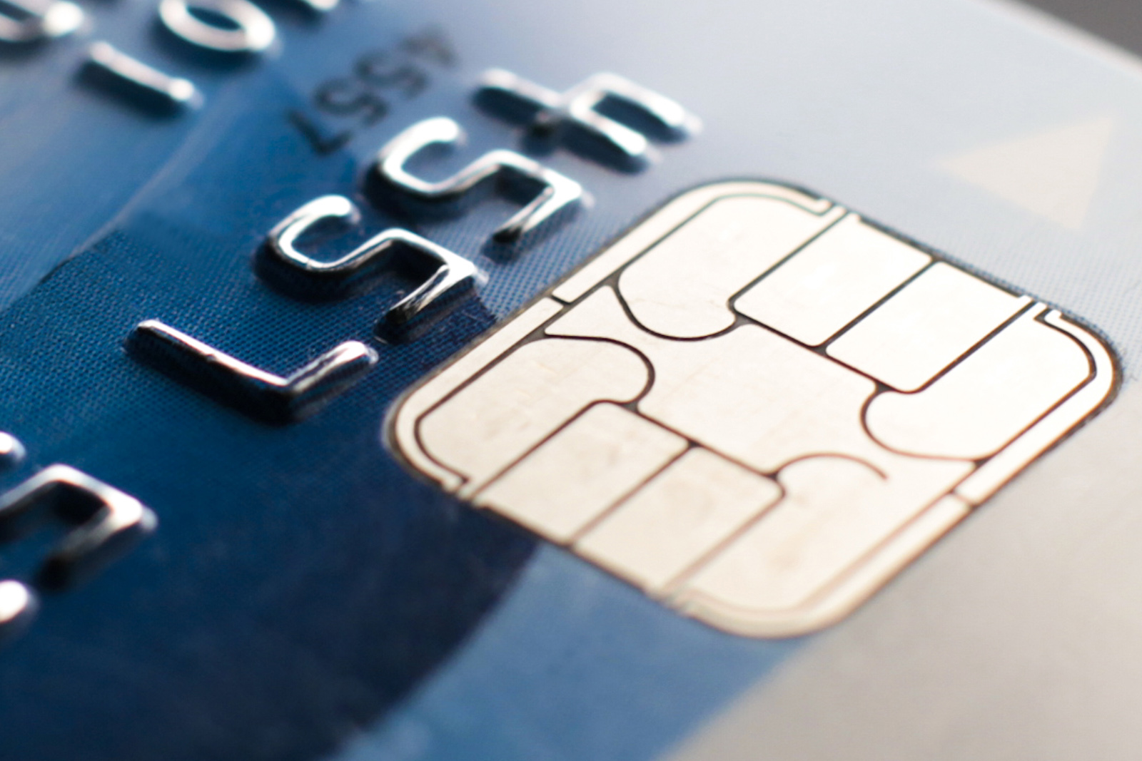 Gros plan sur la puce électronique d'une carte bancaire