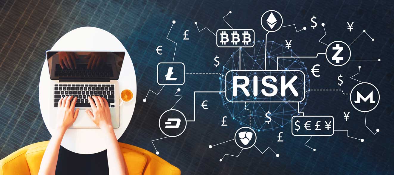 Deux mains tapent sur un ordinateur portable pour acheter des monnaies virtuelles