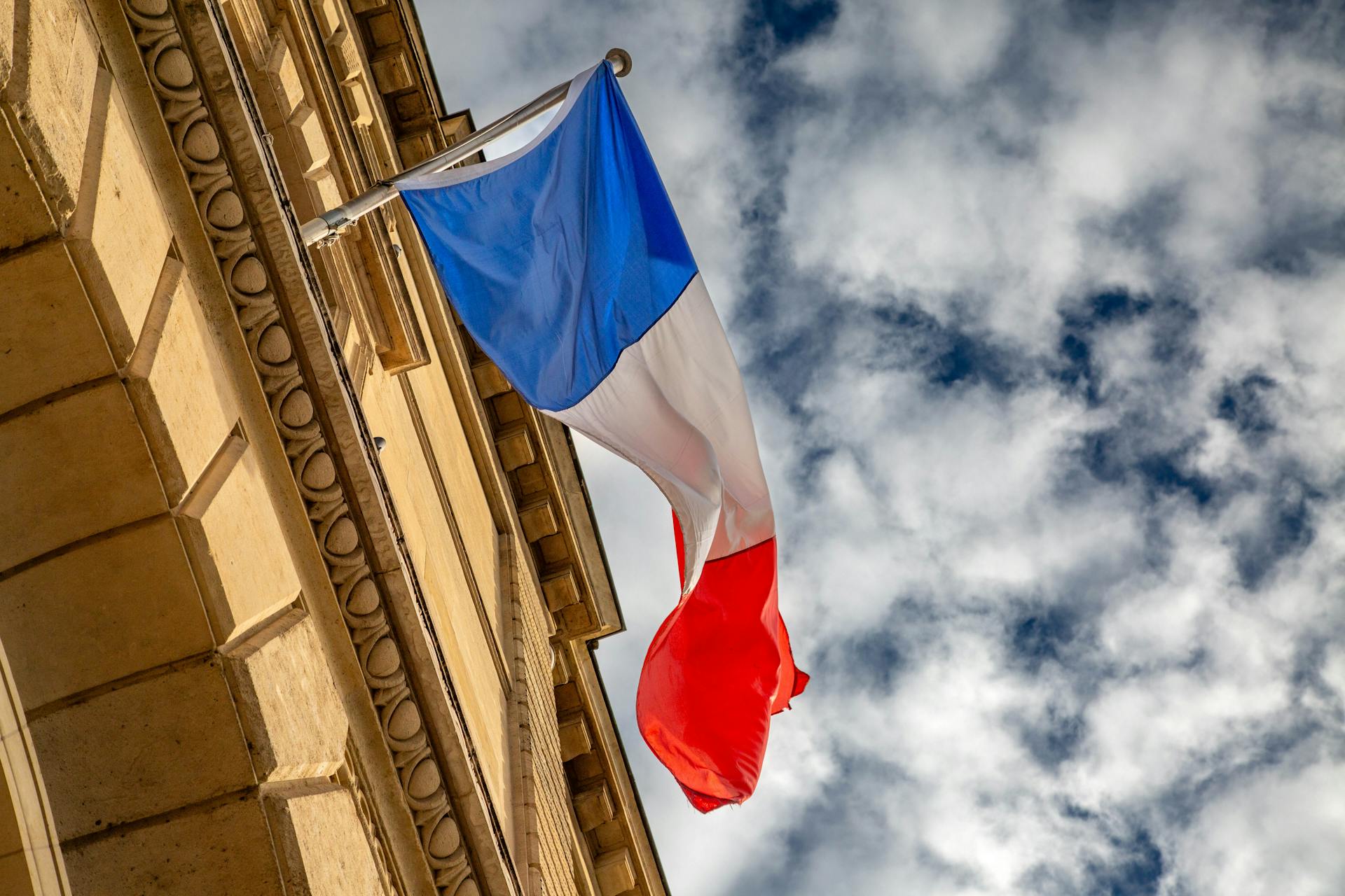 Drapeau de la France accroché à un bâtiment